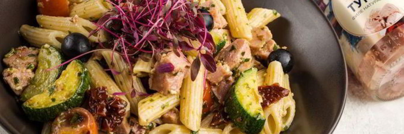 Паста с овощами и тунцом