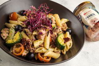 Паста с овощами и тунцом