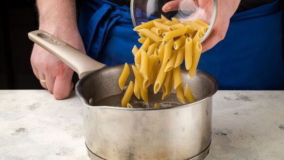 ШАГ 2. паста с овощами и тунцом