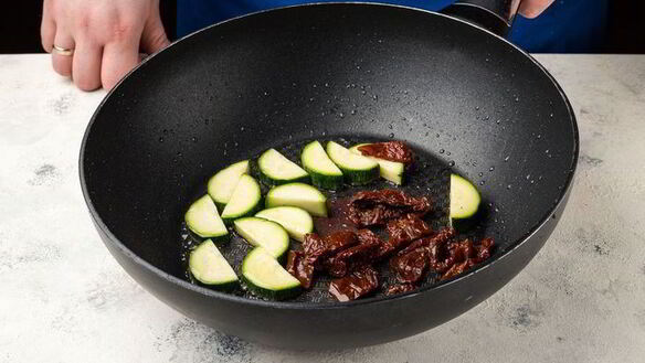 ШАГ 4. паста с овощами и тунцом