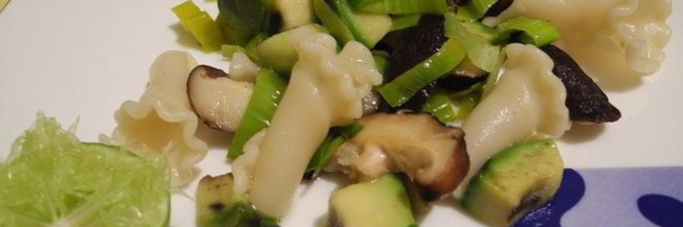 Паста с шиитаке и авокадо