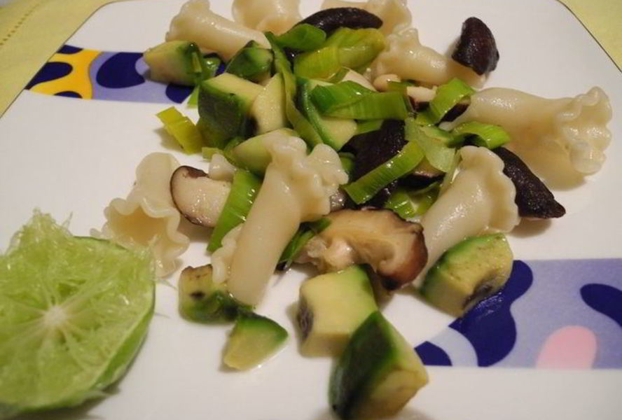 Паста с шиитаке и авокадо