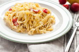 Паста с соусом из сыра Бри с томатами