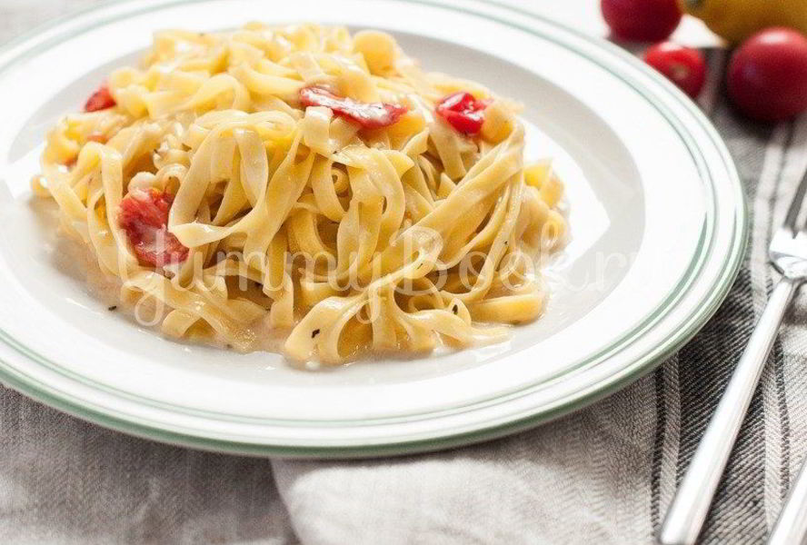 Паста с соусом из сыра Бри с томатами
