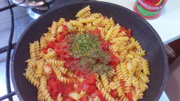 ШАГ 3. паста с томатами