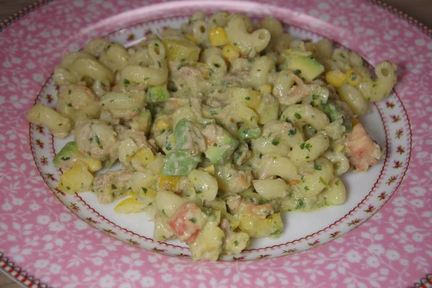 Паста с тунцом, авокадо и сладким перцем