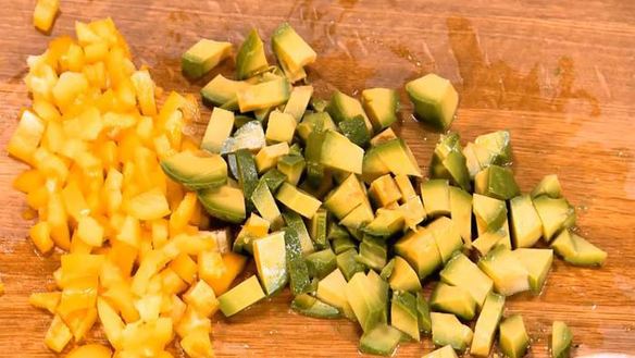 ШАГ 8. паста с тунцом, авокадо и сладким перцем