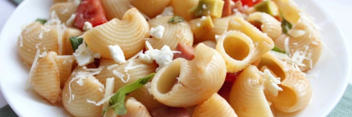 Паста с ветчиной, томатами и авокадо