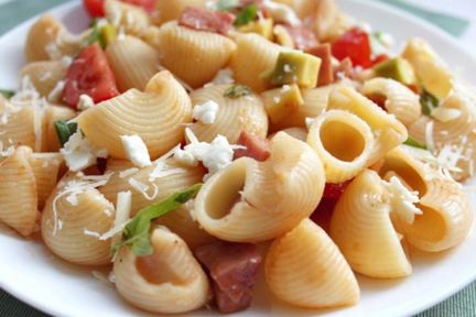 Паста с ветчиной, томатами и авокадо