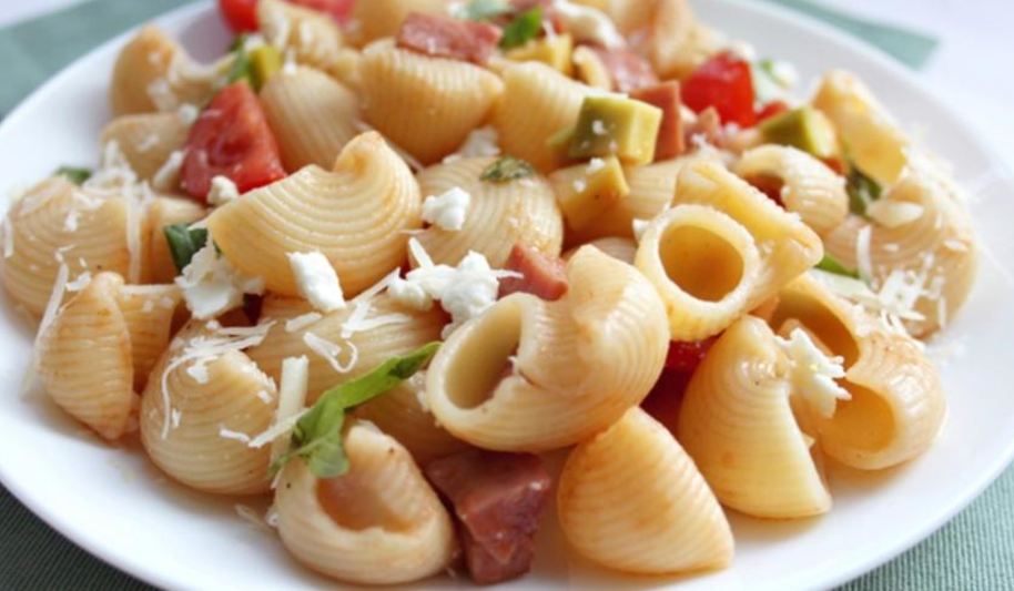 Рецепт паста с ветчиной, томатами и авокадо