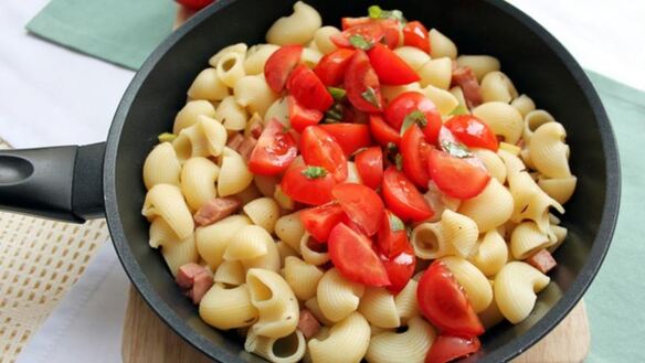 ШАГ 6. паста с ветчиной, томатами и авокадо