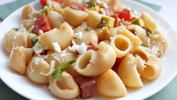 ШАГ 7. паста с ветчиной, томатами и авокадо