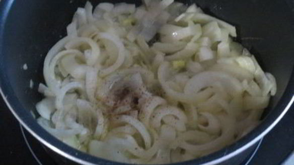 ШАГ 4. паста в луковой подливке