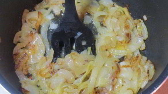 ШАГ 5. паста в луковой подливке