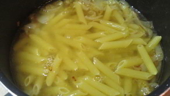 ШАГ 7. паста в луковой подливке