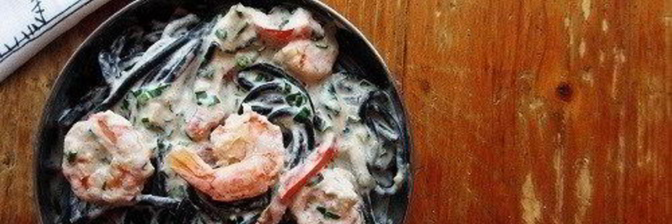 Паста в сливочно-чесночном соусе с креветками и сладким перцем