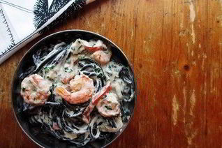 Паста в сливочно-чесночном соусе с креветками и сладким перцем