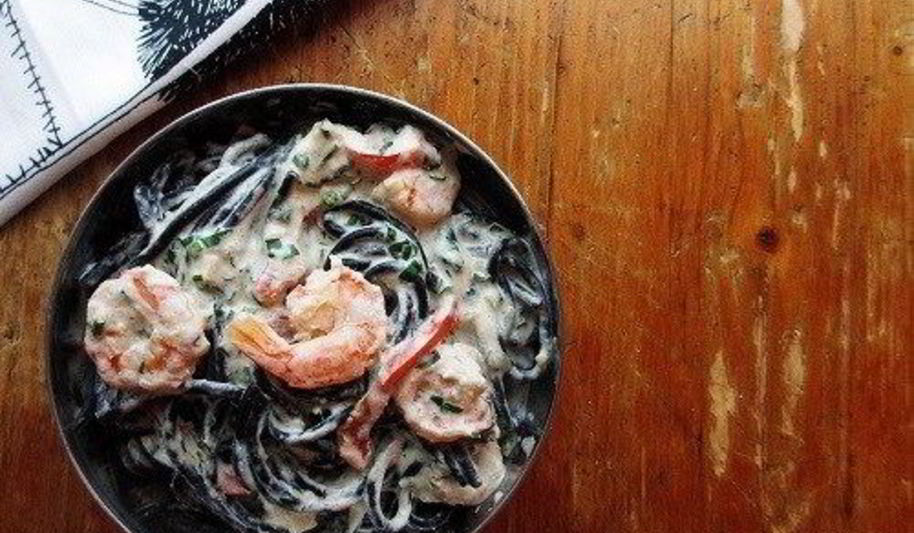 Рецепт паста в сливочно-чесночном соусе с креветками и сладким перцем