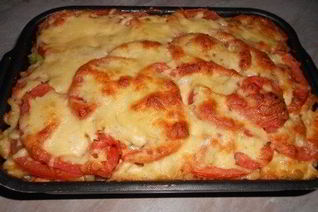 Пикантные макароны с копченой колбасой в духовке