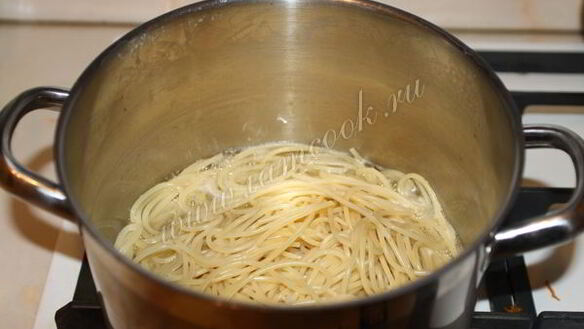 ШАГ 7. спагетти карбонара со сливками и жареным беконом