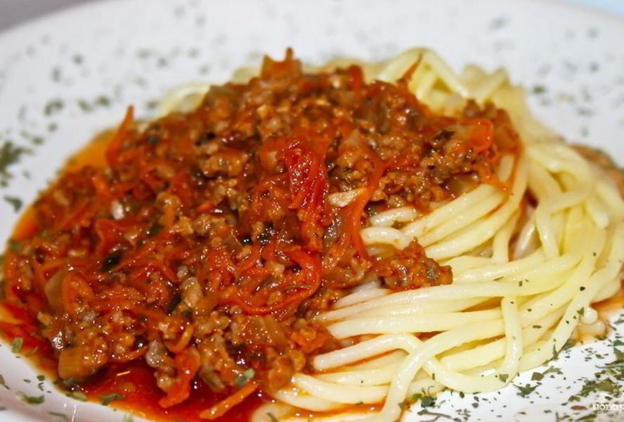 Спагетти под соусом болоньезе