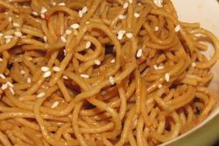 Спагетти с кунжутом по-тайски