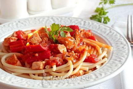 Спагетти с курицей в томатном соусе