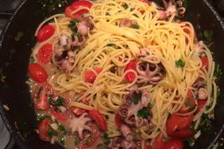 Спагетти с мини осьминогами