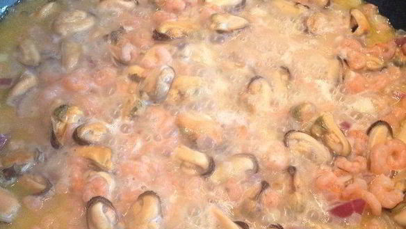 ШАГ 2. спагетти с морепродуктами в чесночно-сливочном соусе