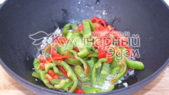 ШАГ 3. спагетти с овощами и сосисками