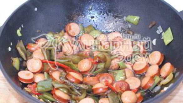 ШАГ 5. спагетти с овощами и сосисками