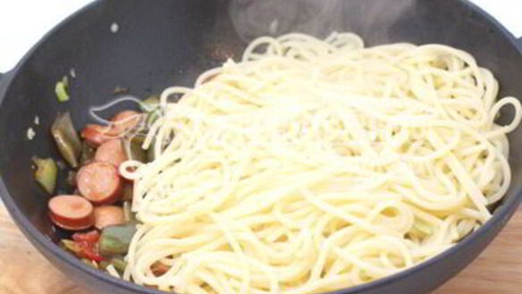 ШАГ 6. спагетти с овощами и сосисками