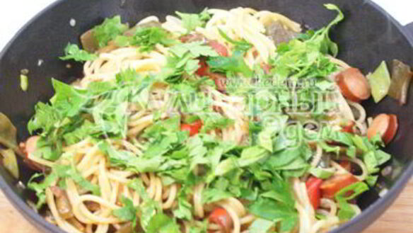 ШАГ 7. спагетти с овощами и сосисками