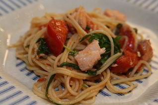 Спагетти с семгой, руколой и помидорами
