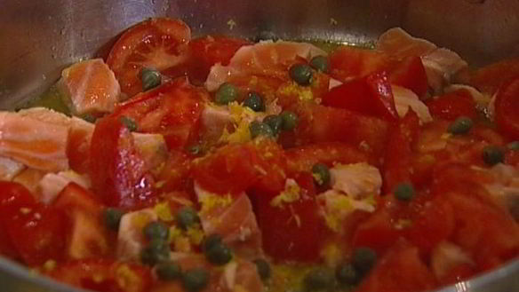 ШАГ 4. спагетти с семгой, руколой и помидорами