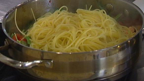 ШАГ 5. спагетти с семгой, руколой и помидорами