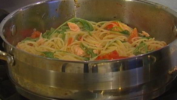 ШАГ 6. спагетти с семгой, руколой и помидорами