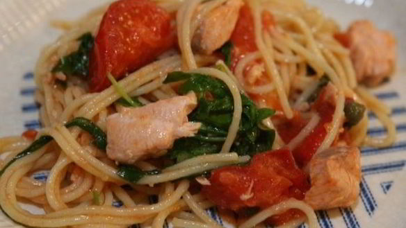 ШАГ 7. спагетти с семгой, руколой и помидорами