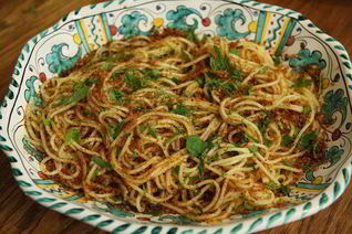 Спагетти с сушеными помидорами, чесноком и сухарной крошкой