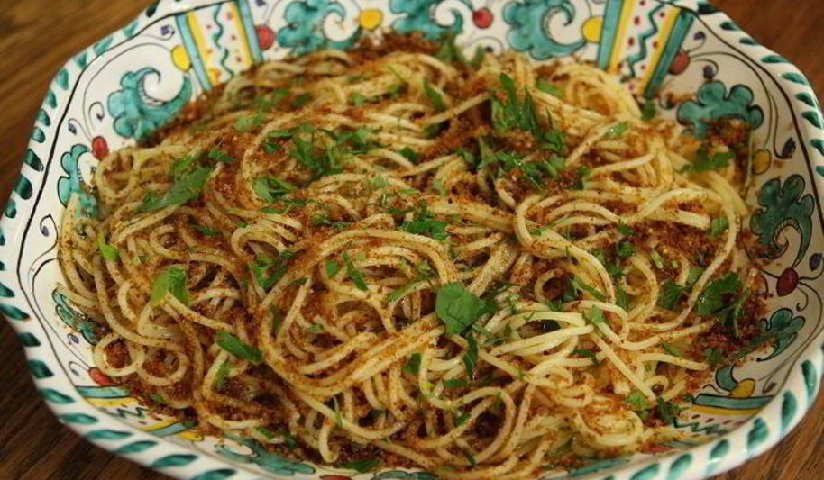 Рецепт спагетти с сушеными помидорами, чесноком и сухарной крошкой