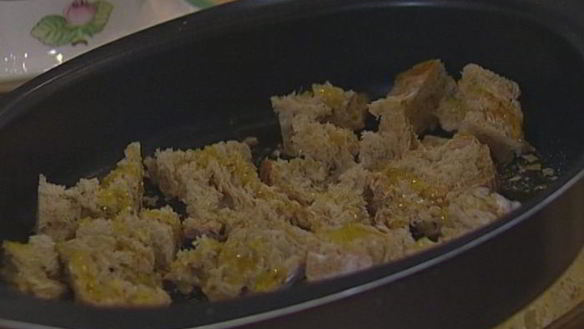 ШАГ 3. спагетти с сушеными помидорами, чесноком и сухарной крошкой