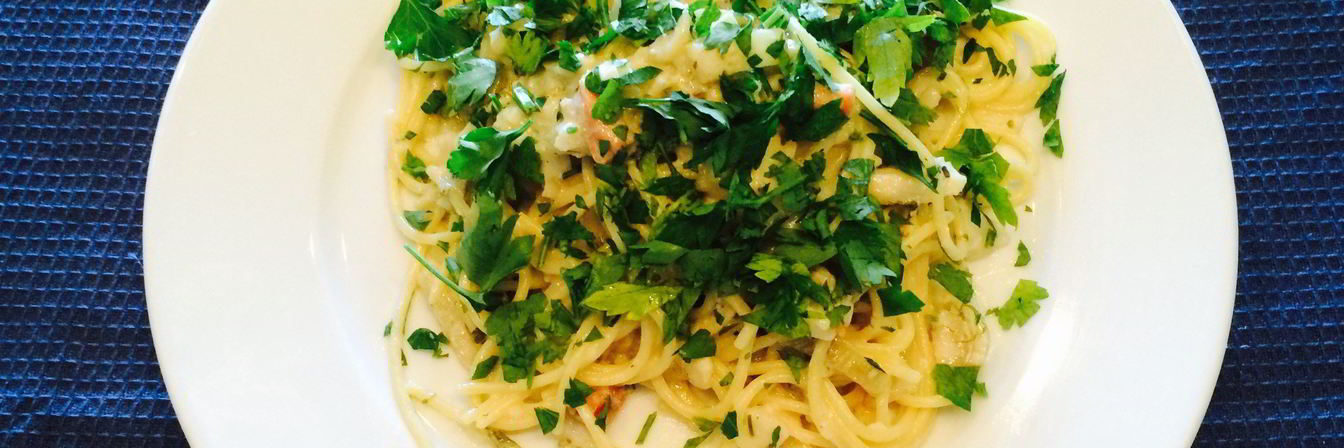 Спагетти с треской и копченым лососем