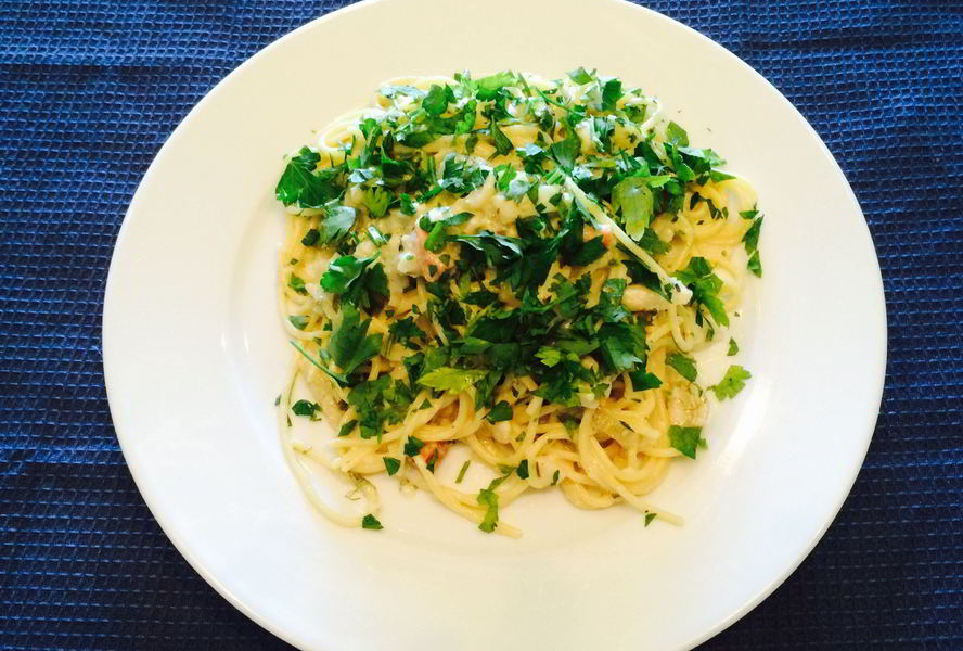 Спагетти с треской и копченым лососем