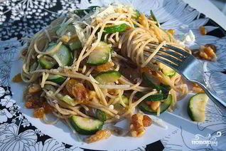 Спагетти с цуккини, грецкими орехами и изюмом