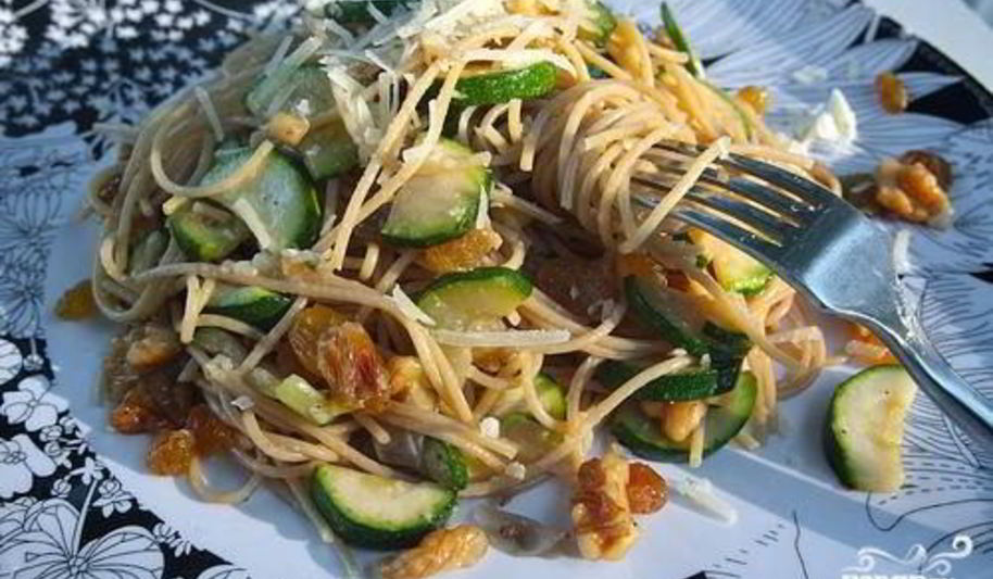 Рецепт спагетти с цуккини, грецкими орехами и изюмом