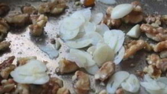 ШАГ 3. спагетти с цуккини, грецкими орехами и изюмом