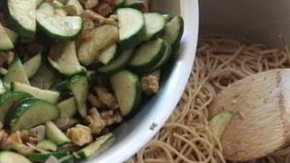 ШАГ 5. спагетти с цуккини, грецкими орехами и изюмом