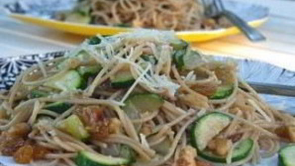 ШАГ 6. спагетти с цуккини, грецкими орехами и изюмом