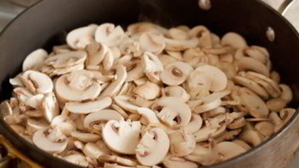 ШАГ 2. спагетти со сливочно-грибным соусом