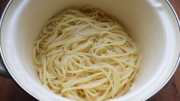 ШАГ 5. спагетти со свиной грудинкой и яично-сливочным соусом